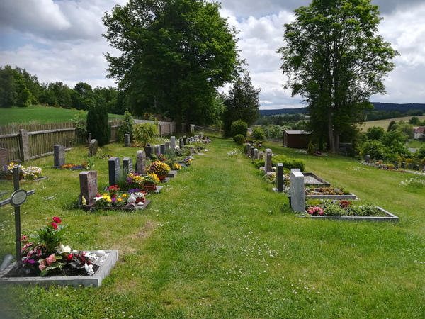 "Wahlgrab Reihengrab" - Beispielbild, Friedhof in Triebel 