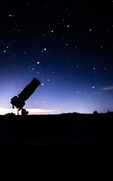 Teleskop vor Nachthimmel - Bericht "Mit dem Teleskop Gott entdecken  Christen im sächsischen Geilsdorf bauen eine Sternwarte." auf ERF