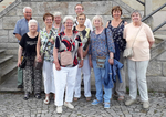 Gruppe Menschen vor Treppenaufgang:  Ausfahrt Frauenkreis Tirpersdorf am 21. Juni 2023