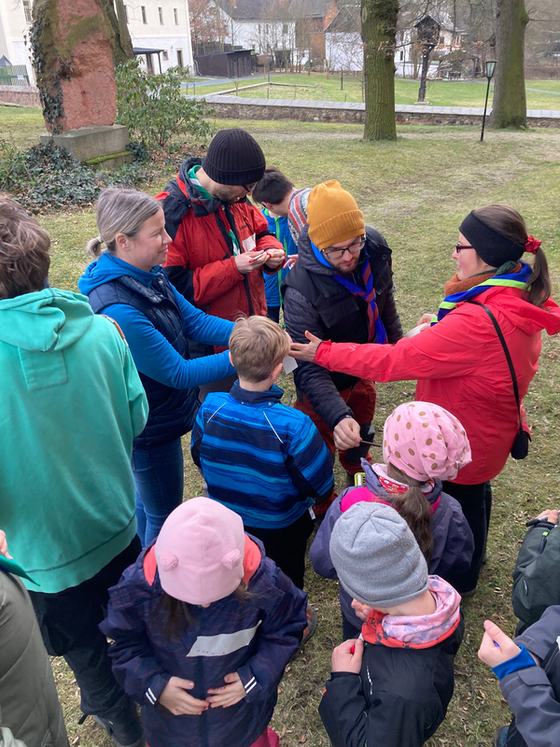 Pfadfinder gestartet - Gruppe von jungen Kindern der Pfadfinder Kürbitz