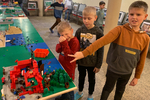 Lego-Tage: Junge "Baumeister" zeigen stolz auf Ihr Lego-Bauwerk