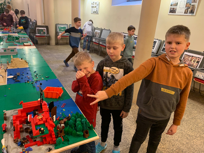 Lego-Tage: Junge "Baumeister" zeigen stolz auf Ihr Lego-Bauwerk