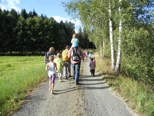 einzelne Menschen auf Wanderweg mit Kirchturm am Horizont - Auf Wanderwegen unser Gemeindegebiet entdecken -  (Foto: © Wanderfreunde Triebeltal)