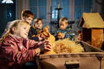 Alle Jahre wieder - Gespannt, vorsichtig, andächtig packen die Kinder der Schönecker Christenlehre die Krippenfiguren aus. Sie sind ganz bei der Sache.