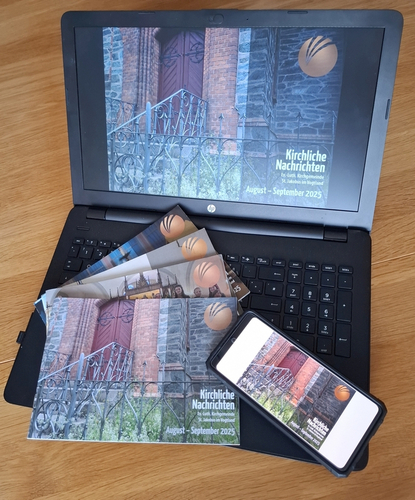 Kirchennachrichten digital abonnieren (Kirchennachrichten in gedruckter Form neben Laptop und Smartphone, auf welchem die Kirchennachrichten digital geöffnet sind)